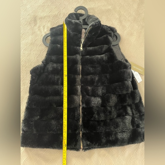 🆕 Chico’s quilted reversible Black Faux Fur Vest approximate size 8 (Chico’s 1) - Picture 3 of 8